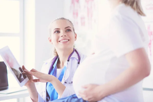 Mujer Sonriente Médico Muestra Imágenes Tableta Mujer Joven Embarazada Hospital — Foto de Stock