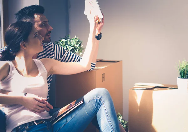 Couple moving in house sitting on the windowsill. Couple — Stock Photo, Image