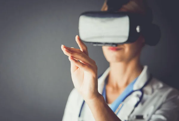 Médecin féminin portant des lunettes de réalité virtuelle isolées sur fond blanc. — Photo