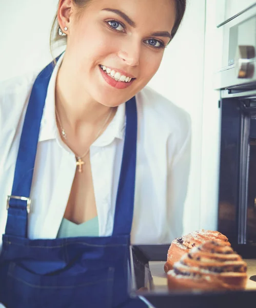 Vrouw koken holding plaat met zelfgebakken goederen — Stockfoto