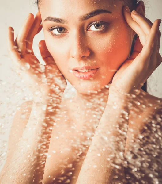 kız öğrenci fen bilgisi dersinde mikroskop aramak