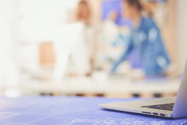 Duas Jovens Perto Mesa Com Instrumentos Plano Laptop — Fotografia de Stock