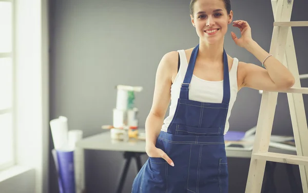 Worker woman with drill standing in new home. — Stock Photo, Image