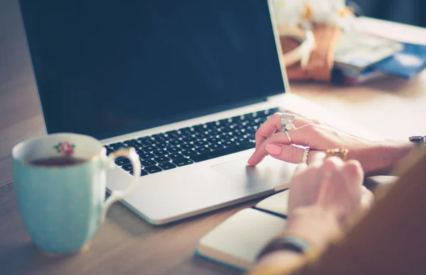 Een jonge vrouw met een creditcard en een laptop. Online winkelen concept — Stockfoto