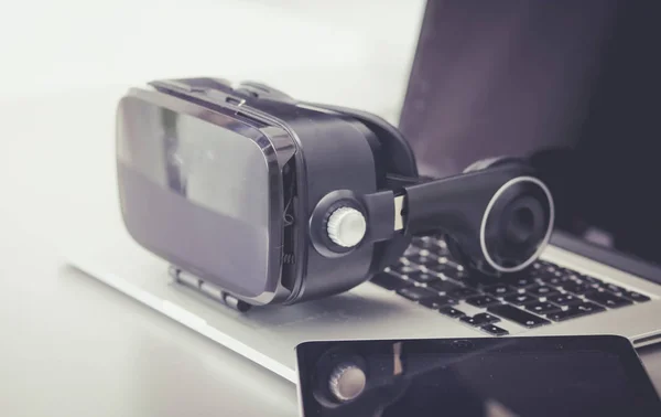 Virtual reality goggles on desk with laptop. business. 3d technology — Stock Photo, Image