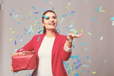 Hediye kutusu ile konfeti kutlama partisinde güzel mutlu kadınla. Doğum günü veya yeni yıl arifesi kavramı kutlama