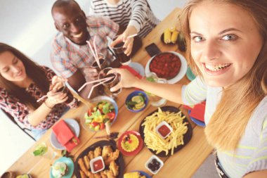 Öğle yemeği sırasında selfie çeken bir grup insan. Kendim. Arkadaşız. Arkadaşlar yemek yerken fotoğraflanır.