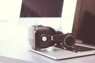 Bilgisayarlı sanal gerçeklik gözlükleri. İş. 3D teknoloji