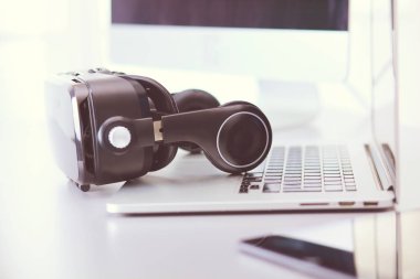 Bilgisayarlı sanal gerçeklik gözlükleri. İş. 3D teknoloji