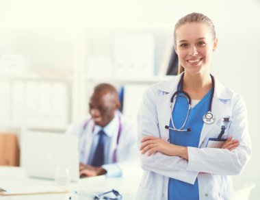 Ofiste tokalaşırken gülümseyen iki genç tıp adamı. Doktorlar. Takım çalışması.