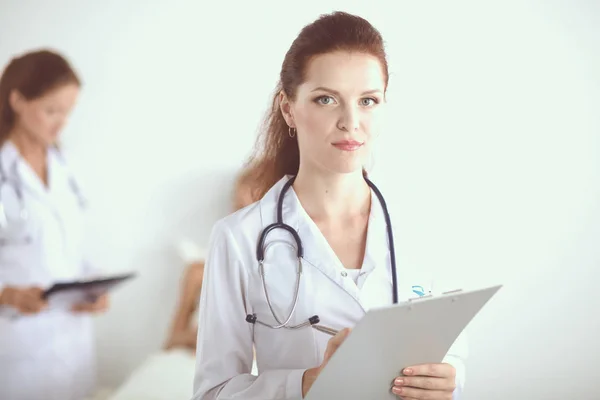 Kobieta z teczką stojąca w szpitalu. Kobieta lekarz — Zdjęcie stockowe