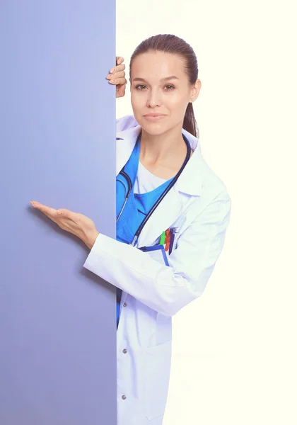 Une femme médecin avec un panneau blanc. Femme médecin — Photo