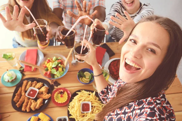 Grupa ludzi robiących selfie podczas lunchu. Samego siebie. Przyjaciele. Przyjaciele są fotografowani do jedzenia. — Zdjęcie stockowe