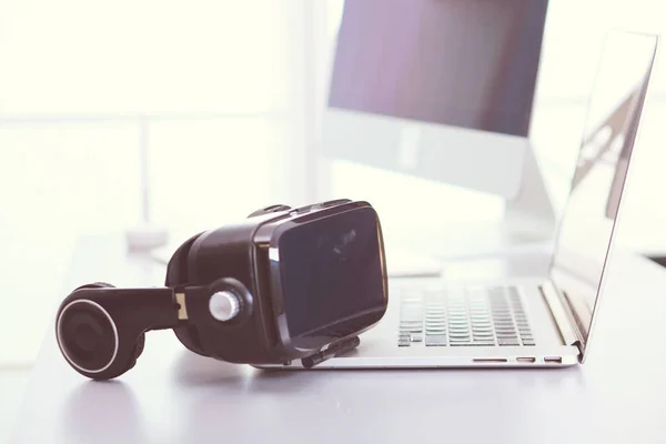 Virtual reality goggles on desk with laptop. business. 3d technology — Stock Photo, Image