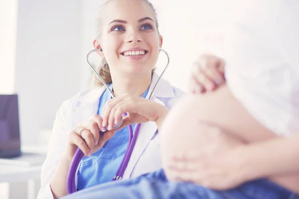 Gravid kvinna på läkarbesök. — Stockfoto