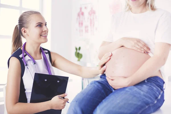 在诊所检查孕妇的年轻女医生. — 图库照片