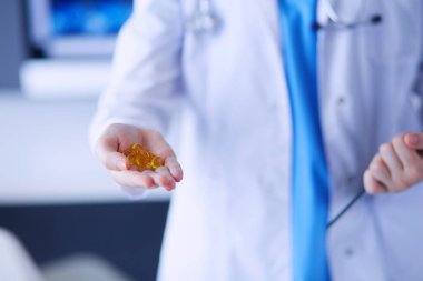 Doktorların ellerinin hapları tutarken yakın plan çekimleri..