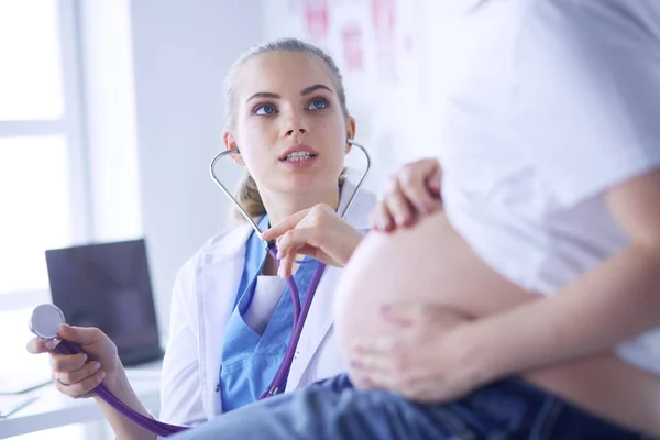 Doctora Joven Examinando Una Mujer Embarazada Clínica — Foto de Stock