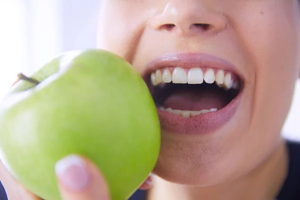 Close Portrait Healthy Smiling Woman Green Apple — Stock Photo, Image