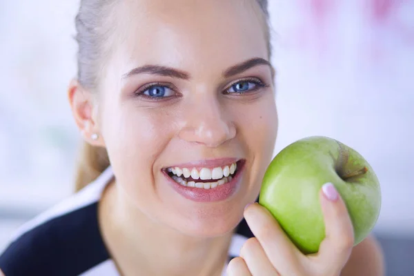 Закройте портрет здоровой улыбающейся женщины с зеленым яблоком . — стоковое фото