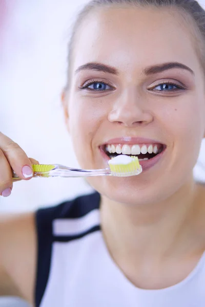 Giovane bella ragazza mantenere l'igiene orale con spazzolino da denti. — Foto Stock