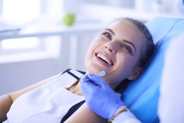 Jovem Paciente Feminina Com Sorriso Bonito Examinando Inspeção Dentária Consultório — Fotografia de Stock