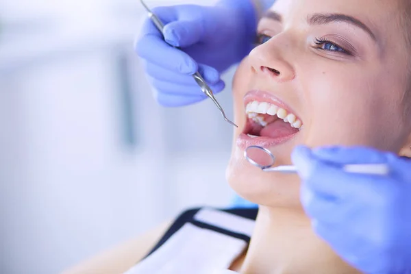 Junge Patientin mit offenem Mund untersucht Zahnarztpraxis. — Stockfoto