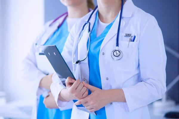 Cultivado brote de dos médicos jóvenes mujer con estetoscopio . — Foto de Stock