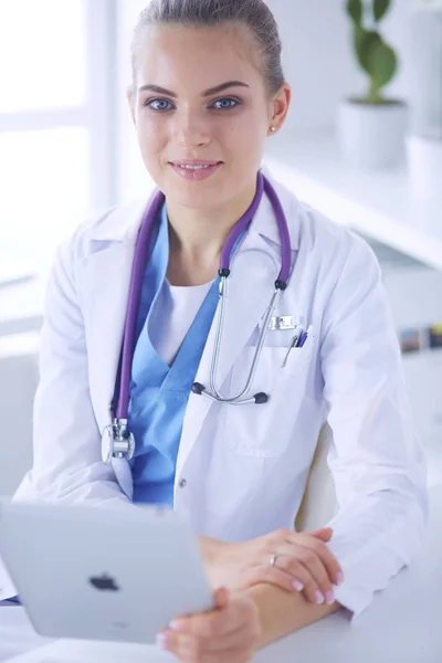 Detail Portrét přátelského lékaře se stetoskopem a tabletou v rukou. — Stock fotografie