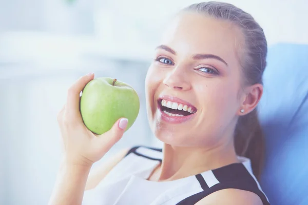 Close up retrato de mulher sorridente saudável com maçã verde. — Fotografia de Stock