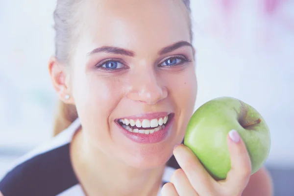 Primer plano retrato de mujer sonriente saludable con manzana verde. —  Fotos de Stock