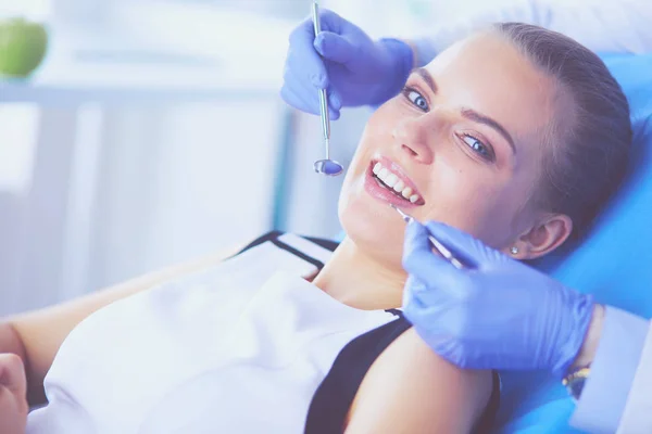 Mujer joven con la boca abierta examinando la inspección dental en el consultorio del dentista. —  Fotos de Stock