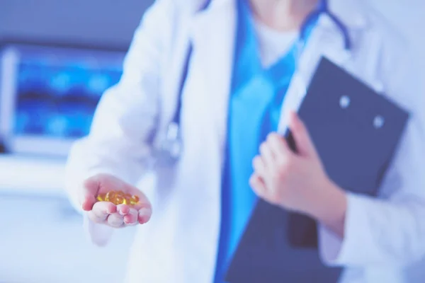 Крупный план врачей, держащих в руках таблетки. — стоковое фото