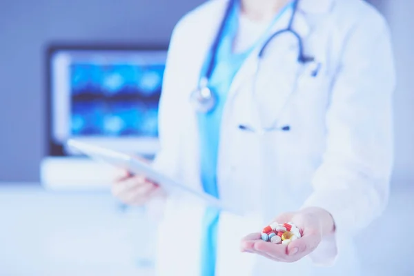 Nahaufnahme von Ärzten mit Tabletten und Tabletten in der Klinik. — Stockfoto