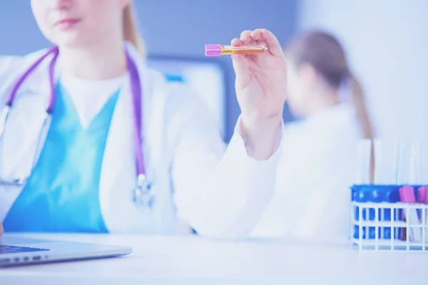 Assistente de laboratório segurando tubo de teste, visão de close-up focada no tubo de teste. — Fotografia de Stock