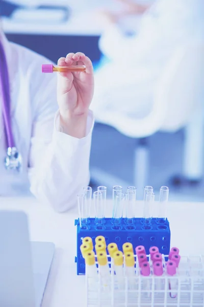 Laborassistentin mit Reagenzglas. — Stockfoto