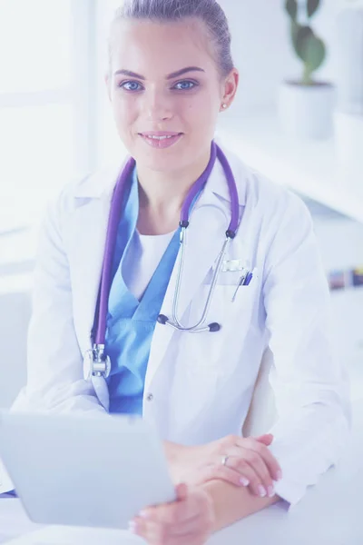 Gros plan Portrait de femme médecin amicale avec stéthoscope et tablette dans les mains. — Photo