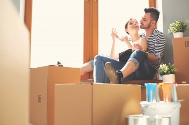 Evde pencere kenarında oturan hareketli çift. Çift