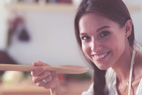 Mujer cocinera en cocina con cuchara de madera. Mujer cocinera —  Fotos de Stock