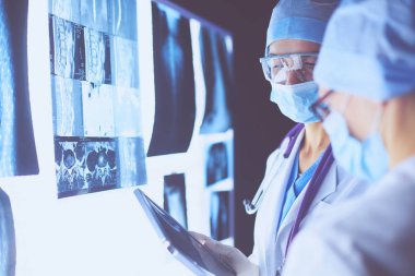 Hastanede röntgen çektiren iki kadın doktor..