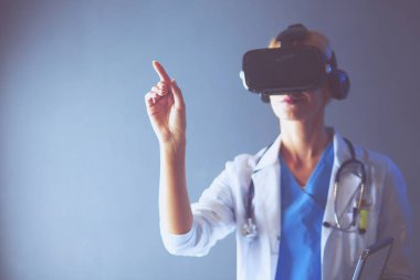 Sanal gerçeklik gözlüğü takan kadın doktor beyaz arka planda izole edilmiş..