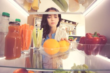 Taze meyve ve sebzelerle dolu açık bir buzdolabı. Buzdolabını aç