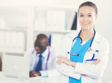 Tıp doktoru ofiste yakın çekim için el sıkışmayı teklif ediyor. Doktorlar.