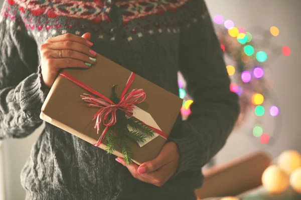 Mains de femme tenant boîte cadeau de Noël. Noël — Photo