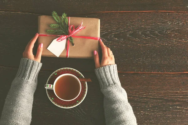 Femme Assise Sur Bureau Avec Boîte Cadeau Noël Mains Femme — Photo