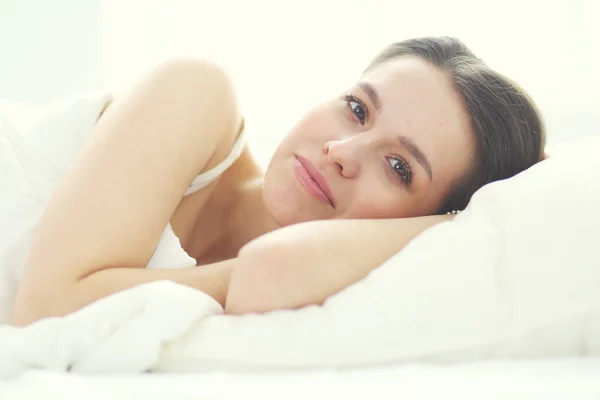 Hermosa chica duerme en el dormitorio, acostado en la cama . — Foto de Stock