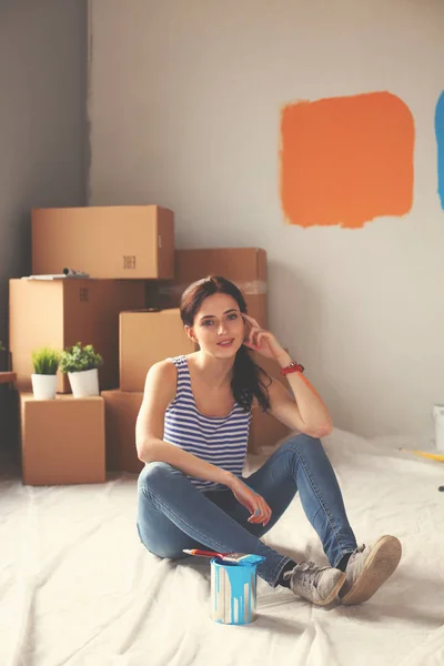 Gelukkig lachende vrouw schilderij interieur wand van nieuwe huis. Gelukkig lachende vrouw — Stockfoto