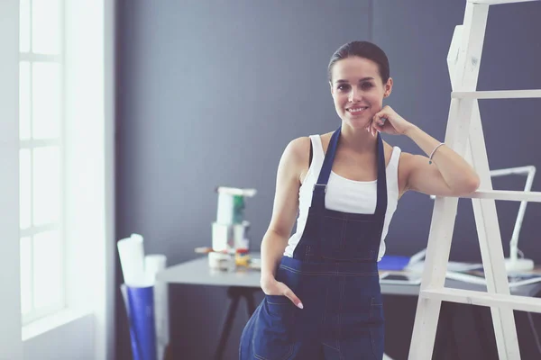 Mujer trabajadora con taladro de pie en un nuevo hogar . — Foto de Stock