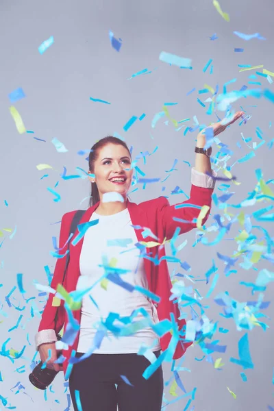 Hermosa mujer feliz con cámara en la fiesta de celebración con confeti. Cumpleaños o Nochevieja celebrando el concepto — Foto de Stock