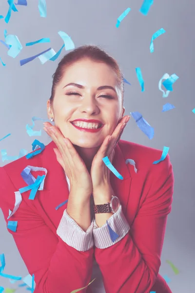 Portreit vacker glad kvinna på fest fest med konfetti. Födelsedag eller nyår nyårsafton firar koncept. — Stockfoto